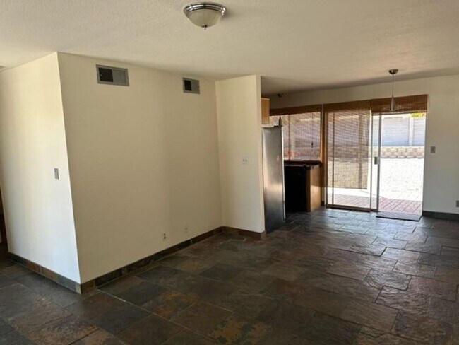 Building Photo - SW Remodeled 2 Bedroom!!