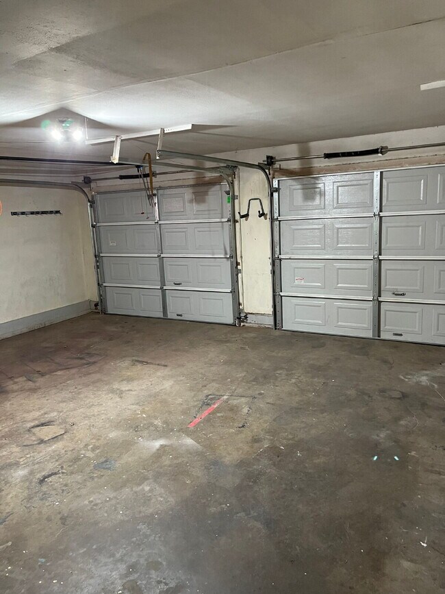 Building Photo - "Charming 3-Bed, 2-Bath Home with Spacious...