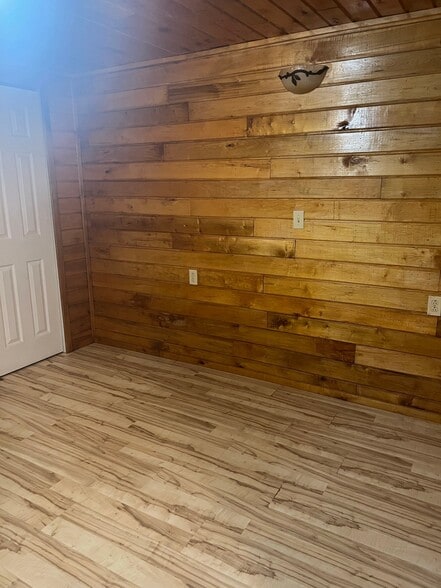 Building Photo - 1574 Armstrong Rd