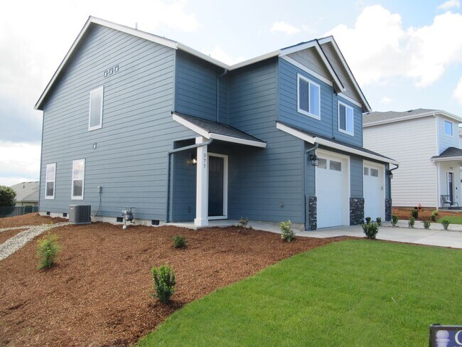 Building Photo - Newer Three Bedroom Duplex