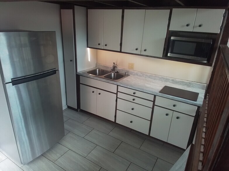 Kitchen - 3308 E Oakleaf Dr