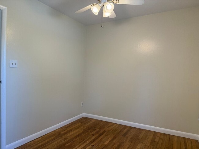 Building Photo - Cute 3 Bedroom, 2 Bath Home Near Asheville Mall