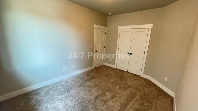 Building Photo - Modern 3 BD | 2 BA Home w/ Bonus Room - Es...