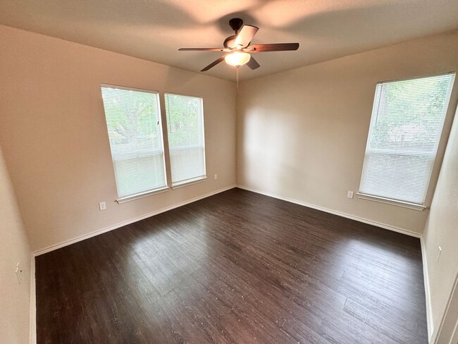 Building Photo - Updated 4 Bed 2.5 Bath Home - Close to TWU!