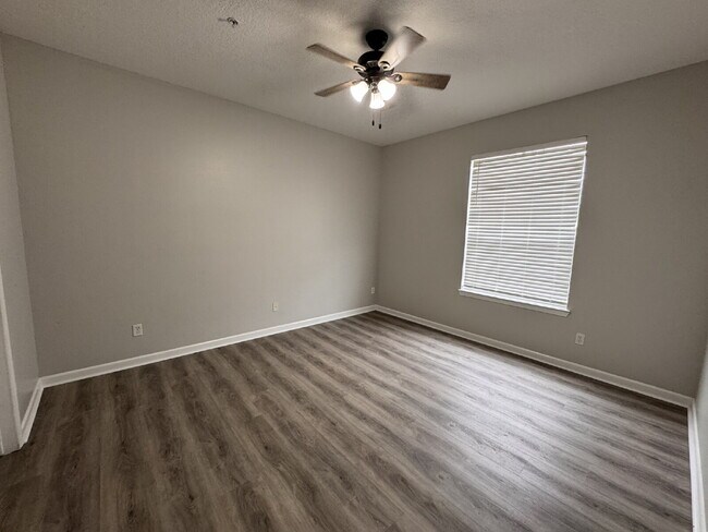 Building Photo - Modern 3rd-Floor Condo Near Beach & Southside