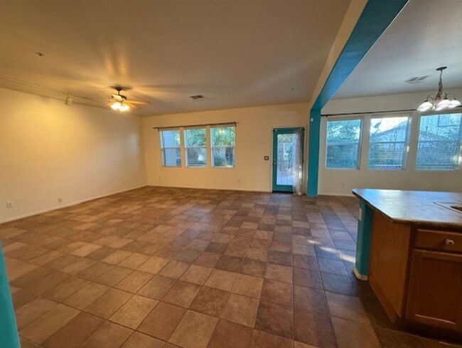 Building Photo - Reduced!!!  Beautiful 2-bedroom 2 Bath with Den in Mountain Gate Contact Property Pros