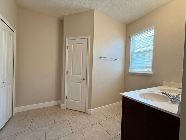 Building Photo - 1497 Softshell St