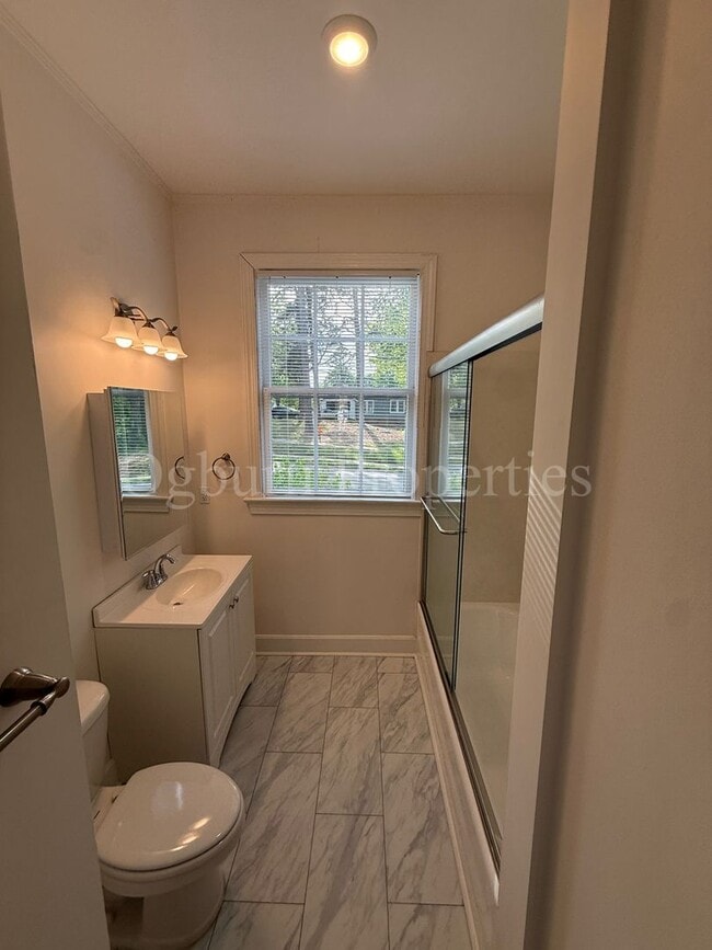 Building Photo - 2127 Queen St