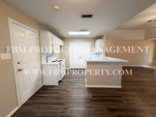 Building Photo - 19 Country Club Pl