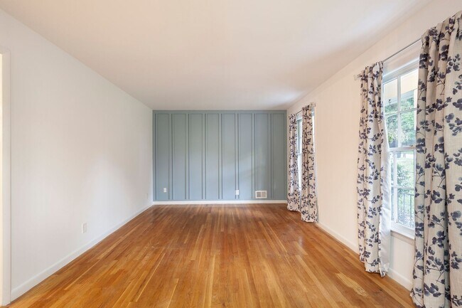 Building Photo - Spacious 3bd/2ba w/ 2 Car Garage and Large...