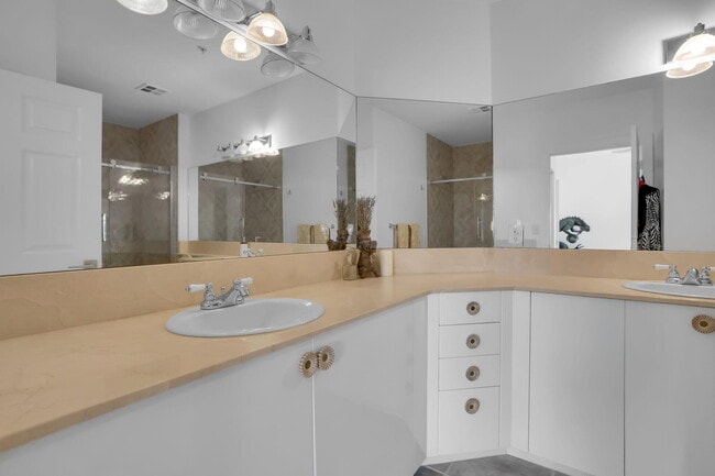 Building Photo - 806 E Windward Way