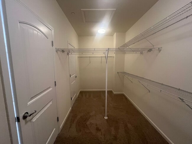 Building Photo - 4 Bedroom 2, Bath, 2900 sqft. w/t Separate 1 Bedroom 1 Bath Guest Quarters for Lease.