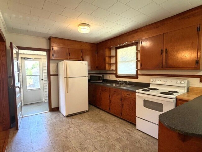 Building Photo - ~~ Cute 2-bedroom Brick Ranch located in Elon ~~