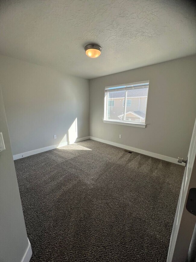 Building Photo - 3 Bed/2 Bath Townhome Available Soon!!