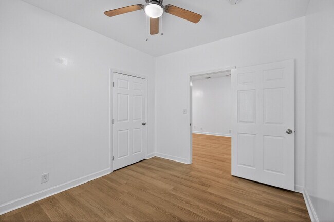 Building Photo - Cozy bungalow close to everything