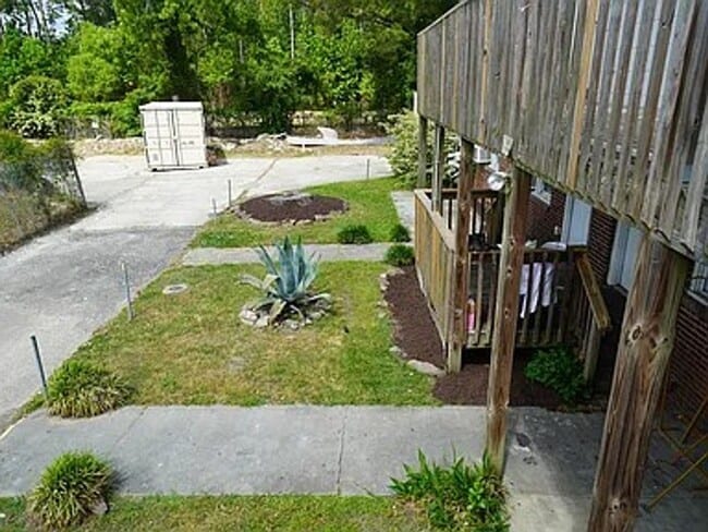 Building Photo - 1 Bedroom Available Now!