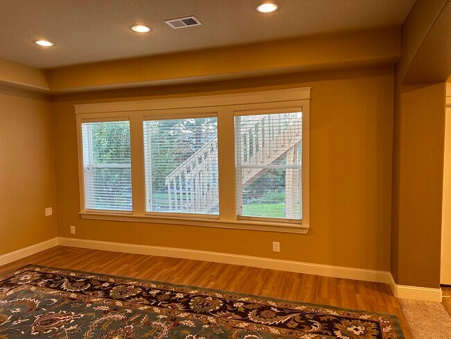 Flex Space - 3813 Sky Hawk Ct