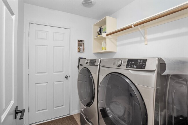 Building Photo - 3006 E Lake Falls Cir