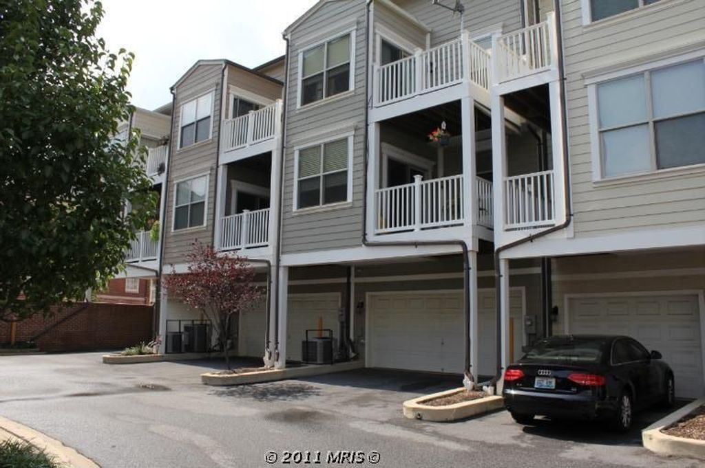 Building Photo - 855 E Lombard St