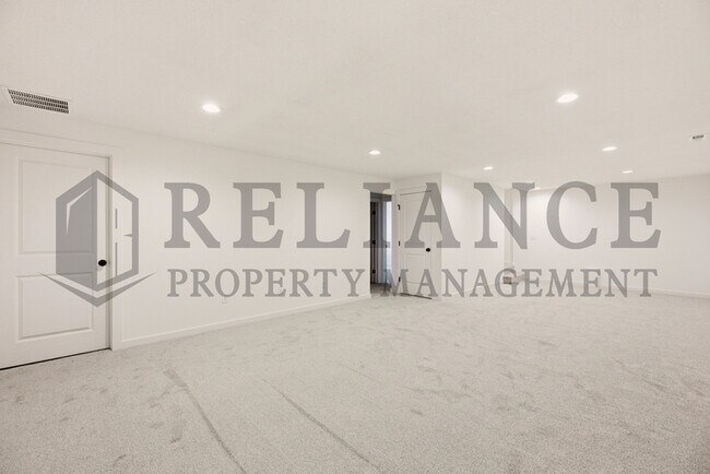 Building Photo - 5241 N Pinecrest Ct