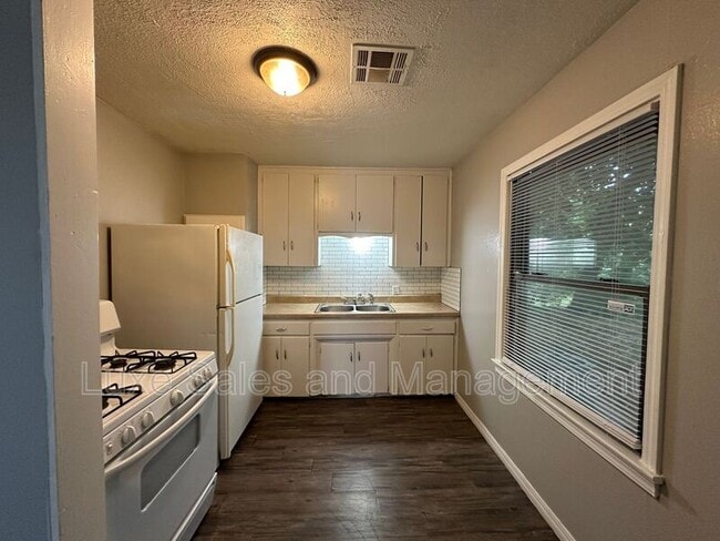 Building Photo - 3409 Willow Creek Dr