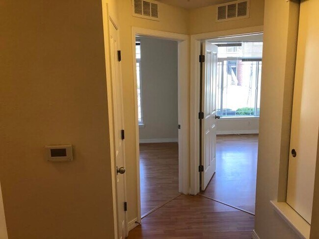 Building Photo - 2 bed 2 Bath Condo with Community Pool!