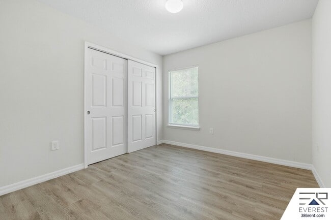 Building Photo - LIKE NEW 3/2/1 TOWNHOUSE IN DESIRABLE SEMINOLE WOODS