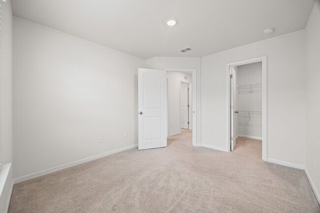 Building Photo - "Spacious 4-Bedroom Home Located In Desira...