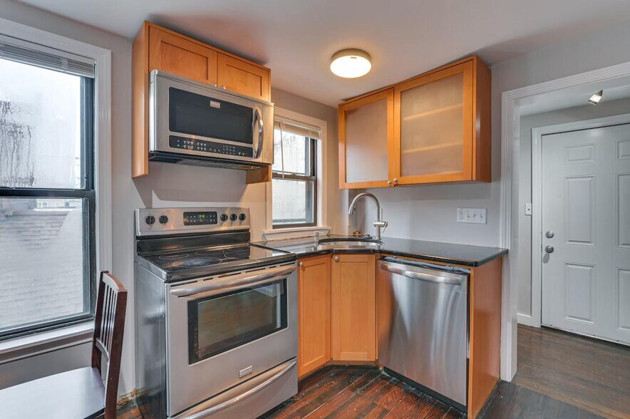 Building Photo - 467 Ferry St