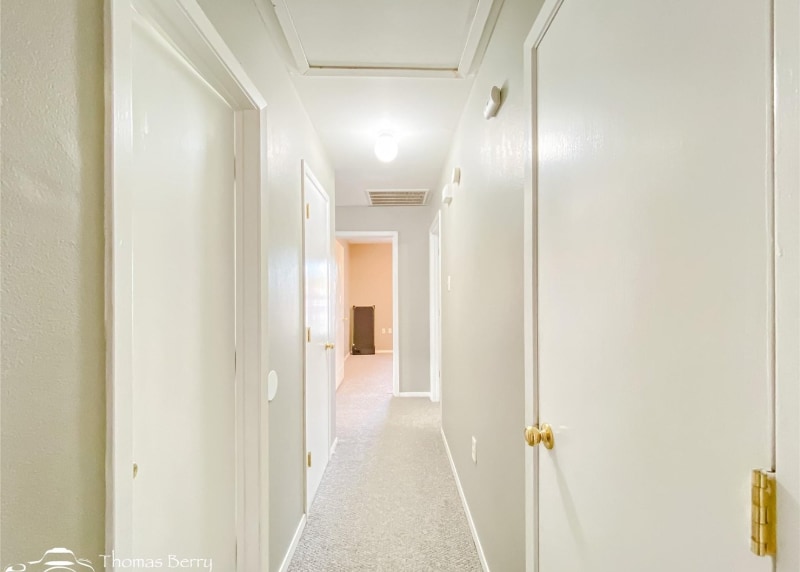 Building Photo - 342 Meander St