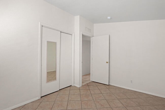 Building Photo - 1600 Sumac Dr