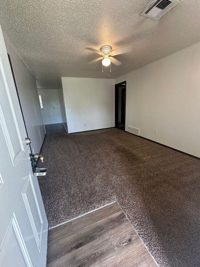 Building Photo - Spacious 4 bed, 1.5 bath