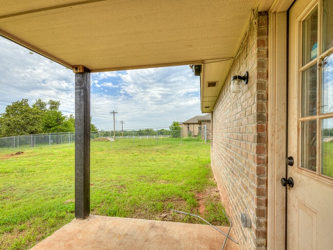 Building Photo - 2202 Buchanan Dr