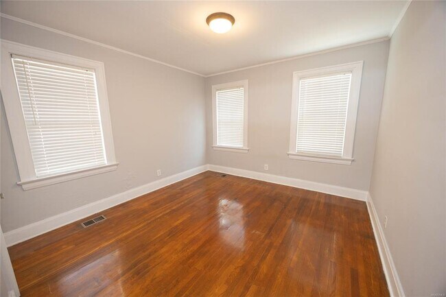 Building Photo - 3355 Lexington Rd