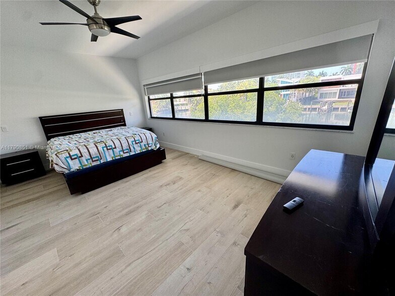 Building Photo - 323 Poinciana Island Dr