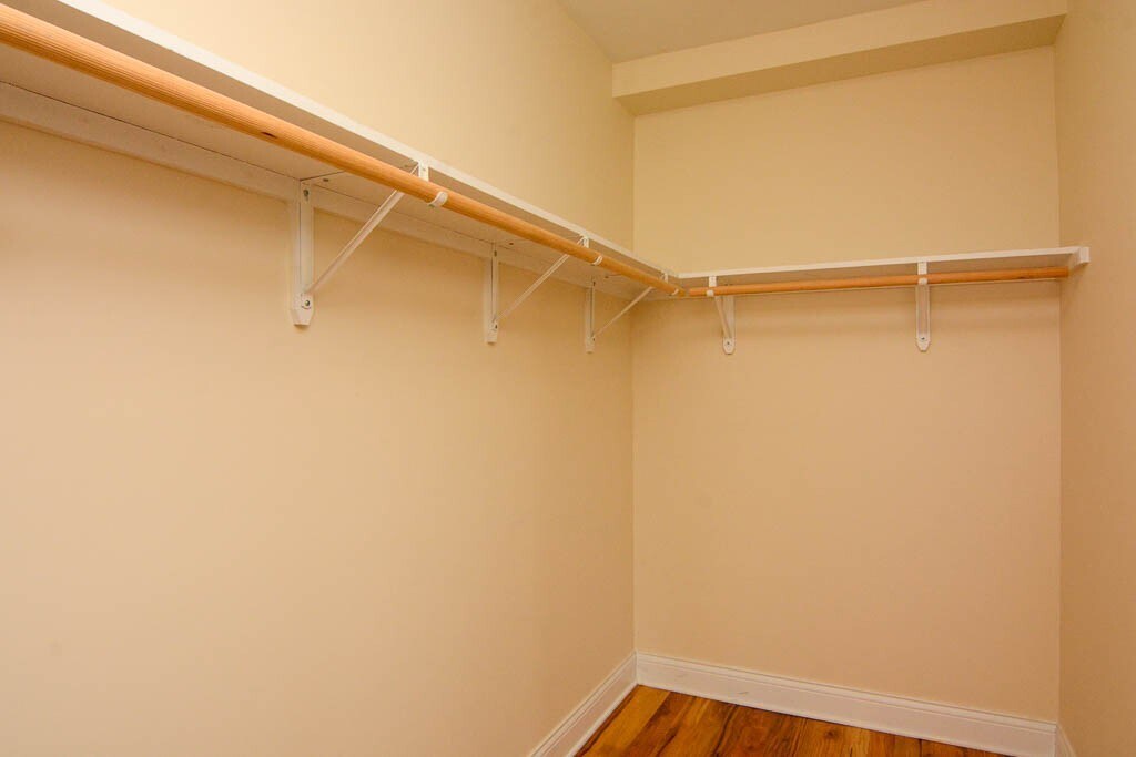 Building Photo - 729 W Diversey Pky