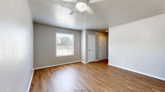 Building Photo - 1327 Airline Dr