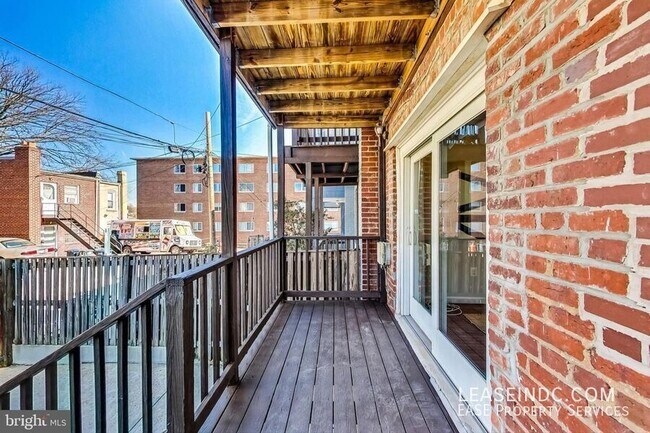 Building Photo - 535 Gresham Pl NW