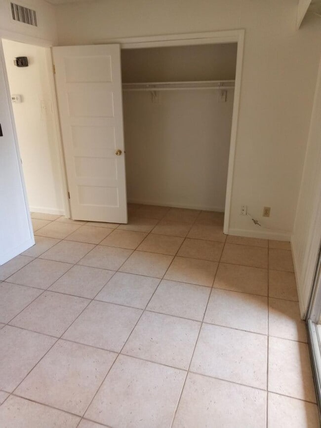 Building Photo - 4140 E Cliffside Trail