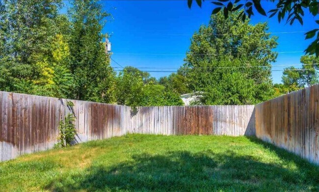 Building Photo - Holly St. - 1307/1309