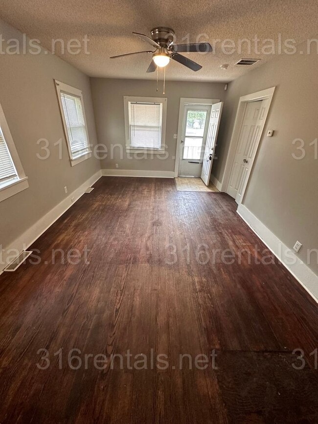 Building Photo - $850 - 2 bedroom/ 1 bathroom - Single Fami...