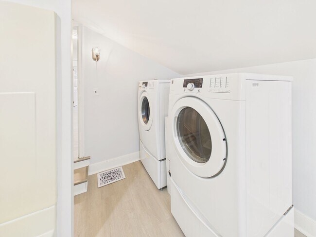 Building Photo - 2 Bedroom Single Family on Penn with Bonus Room