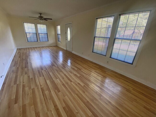Building Photo - 3BR/2BA Home with Garage in an Established Lake Charles Neighborhood