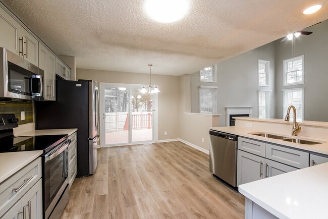 Building Photo - 500 Mountain Lake Dr