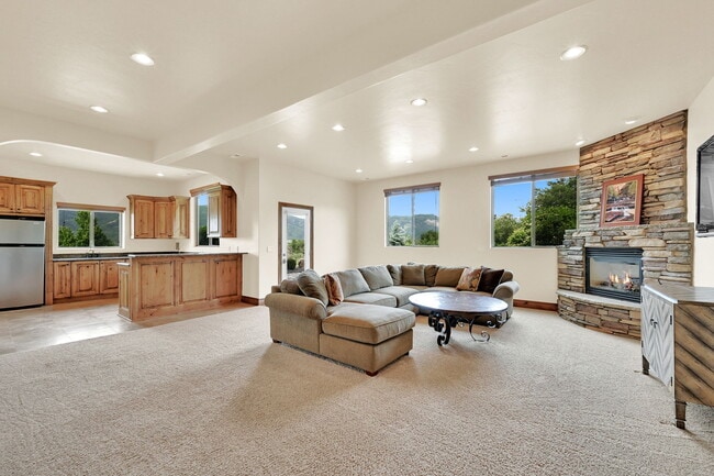 Building Photo - 3573 N Elkview Dr