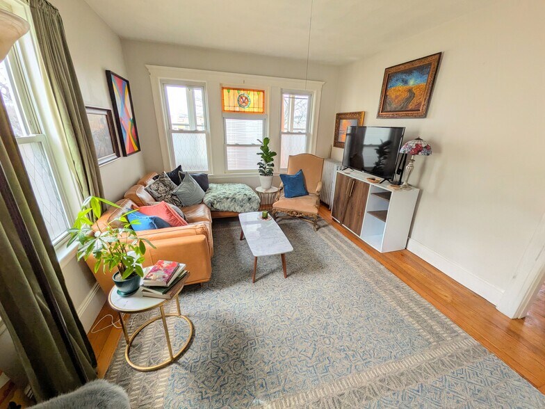 Building Photo - 623 Fellsway