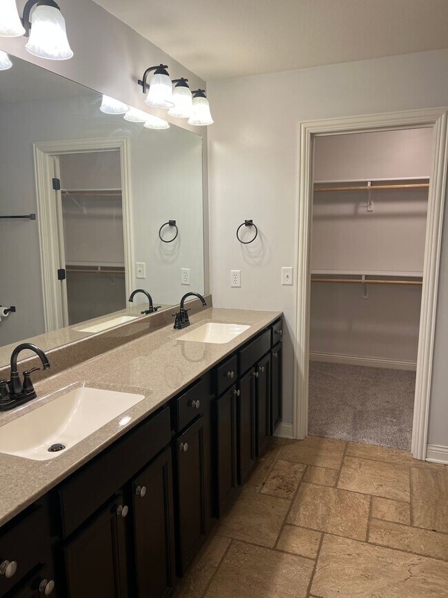 Building Photo - 3 bedroom, 2 bathroom, 2 car garage, single family home located on the south of town