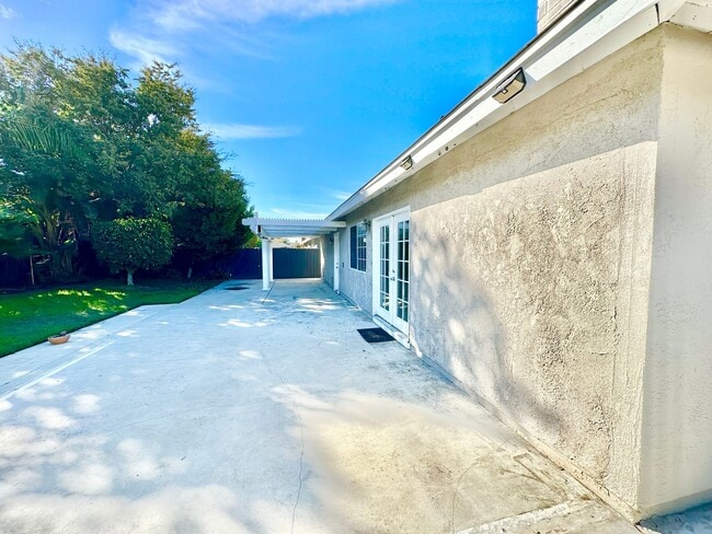 Building Photo - Beautiful, Single-Story, Updated, Private ...