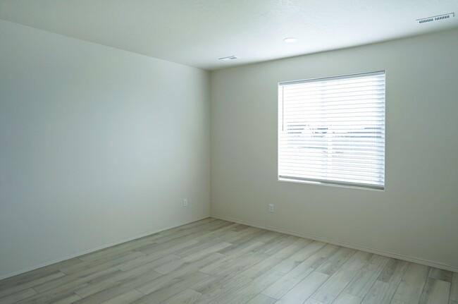 Building Photo - Charming and Exceptionally Clean, 3 Bedroom