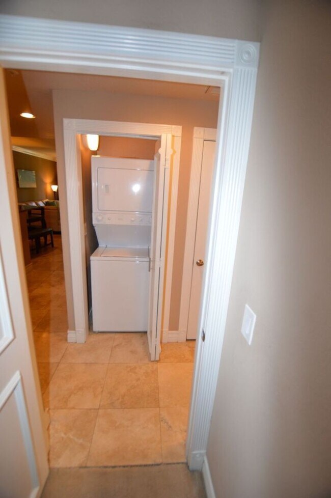 Building Photo - Meridian Furnished 2 Bed | 2 Bath Condo wi...